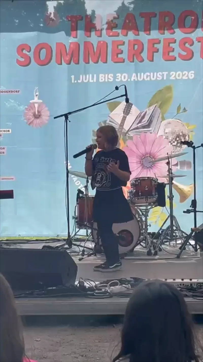 Amalia bei ihrem ersten Auftritt auf der Bühne beim Theatron Sommerfestival