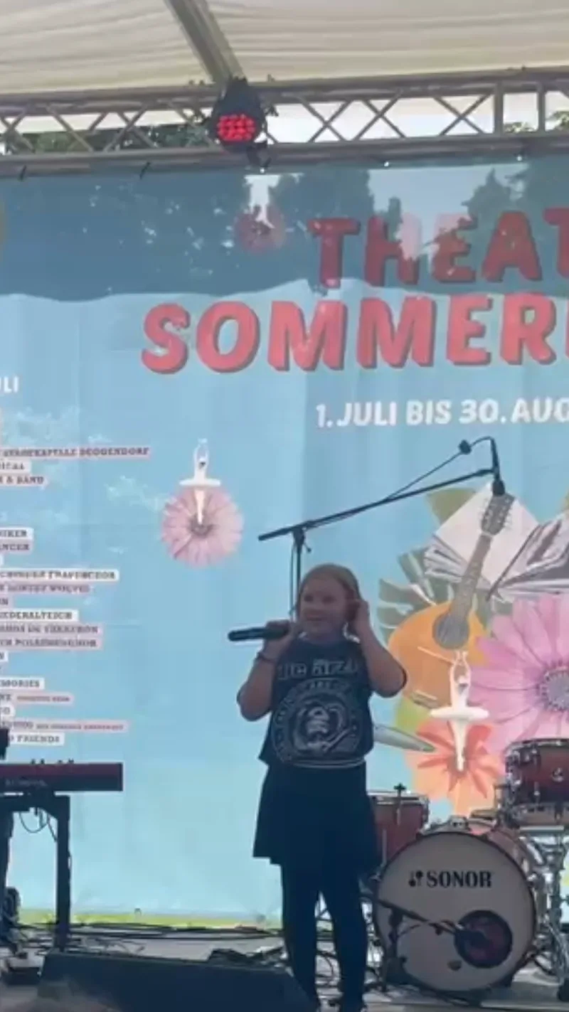 Bühne statt Prüfung: Amalia singt vor echtem Publikum, statt für eine Note vorzuspielen