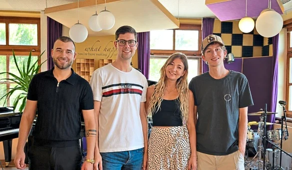 Das neue Lehrerteam der School of Pop: Dominik Kalemba, Lukas Hundshammer, Sophie Wiecki und Moritz Sitte-Zöllner